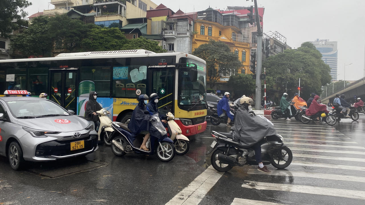 Người dân Thủ đô chật vật đi làm trong gió rét