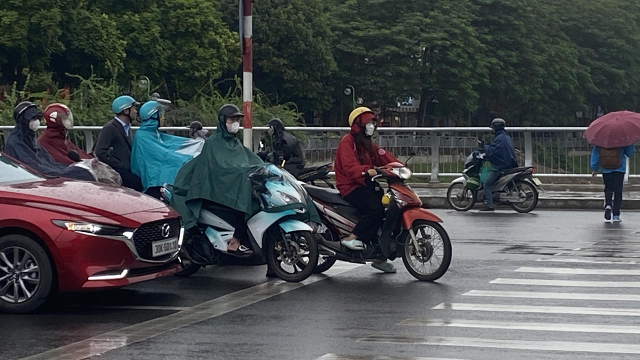 Người dân Thủ đô chật vật đi làm trong gió rét