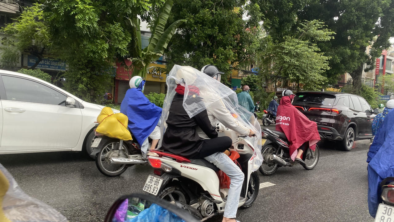 Người dân Thủ đô chật vật đi làm trong gió rét