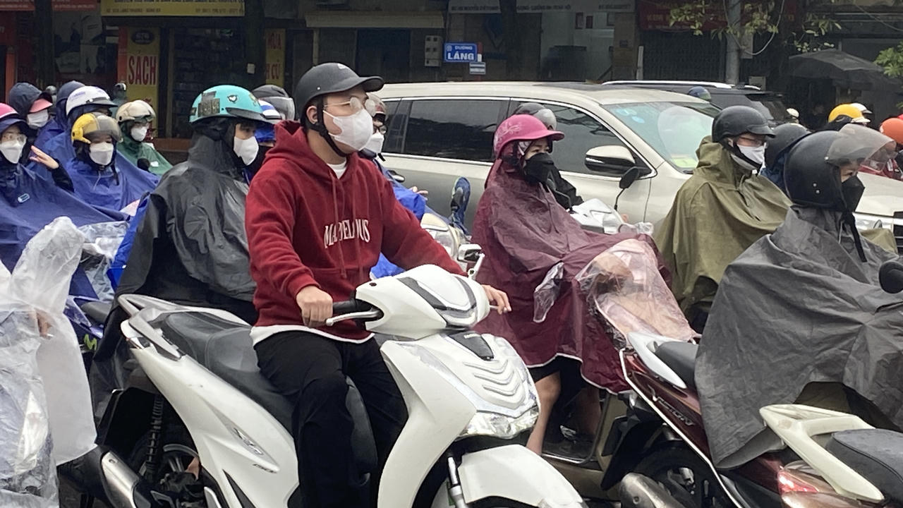 Người dân Thủ đô chật vật đi làm trong gió rét