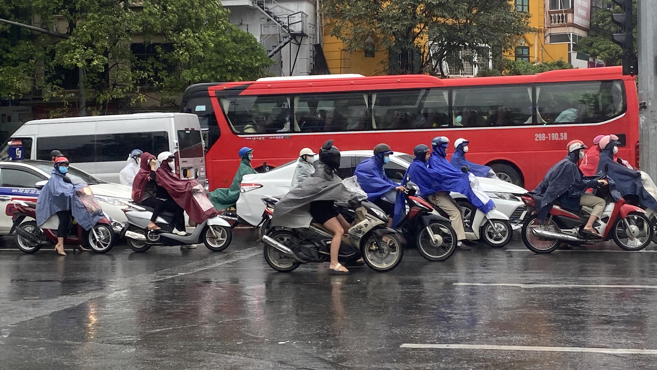 Người dân Thủ đô chật vật đi làm trong gió rét