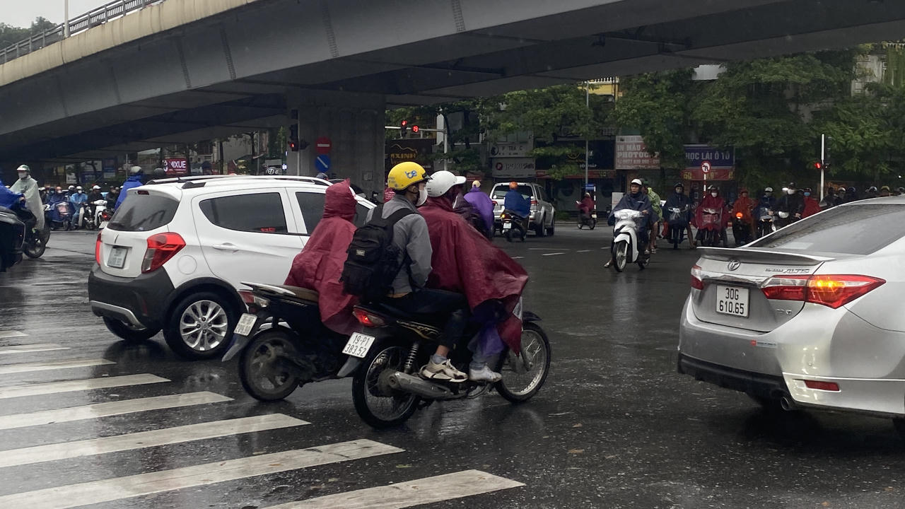 Người dân Thủ đô chật vật đi làm trong gió rét