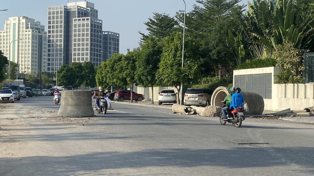 'Chướng ngại vật' trên đoạn nối đường Dương Đình Nghệ và Tôn Thất Thuyết (Hà Nội)