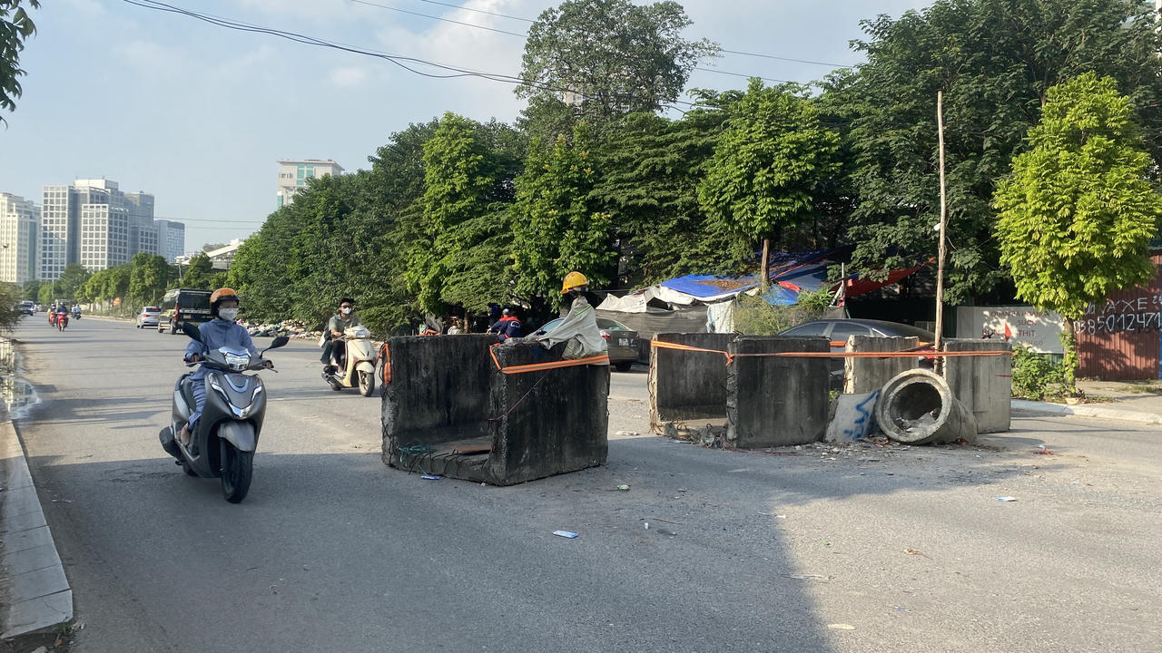 'Chướng ngại vật' trên đoạn nối đường Dương Đình Nghệ và Tôn Thất Thuyết (Hà Nội)