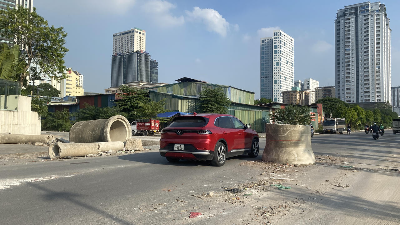 'Chướng ngại vật' trên đoạn nối đường Dương Đình Nghệ và Tôn Thất Thuyết (Hà Nội)