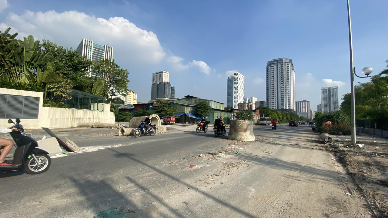 'Chướng ngại vật' trên đoạn nối đường Dương Đình Nghệ và Tôn Thất Thuyết (Hà Nội)