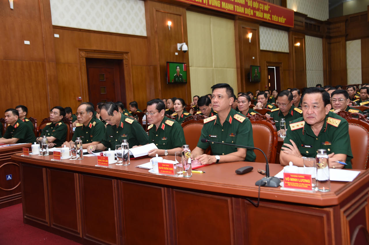 Kiến nghị sửa đổi chính sách tiền lương, nhà ở; nâng tuổi nghỉ hưu đối với sĩ quan Quân đội