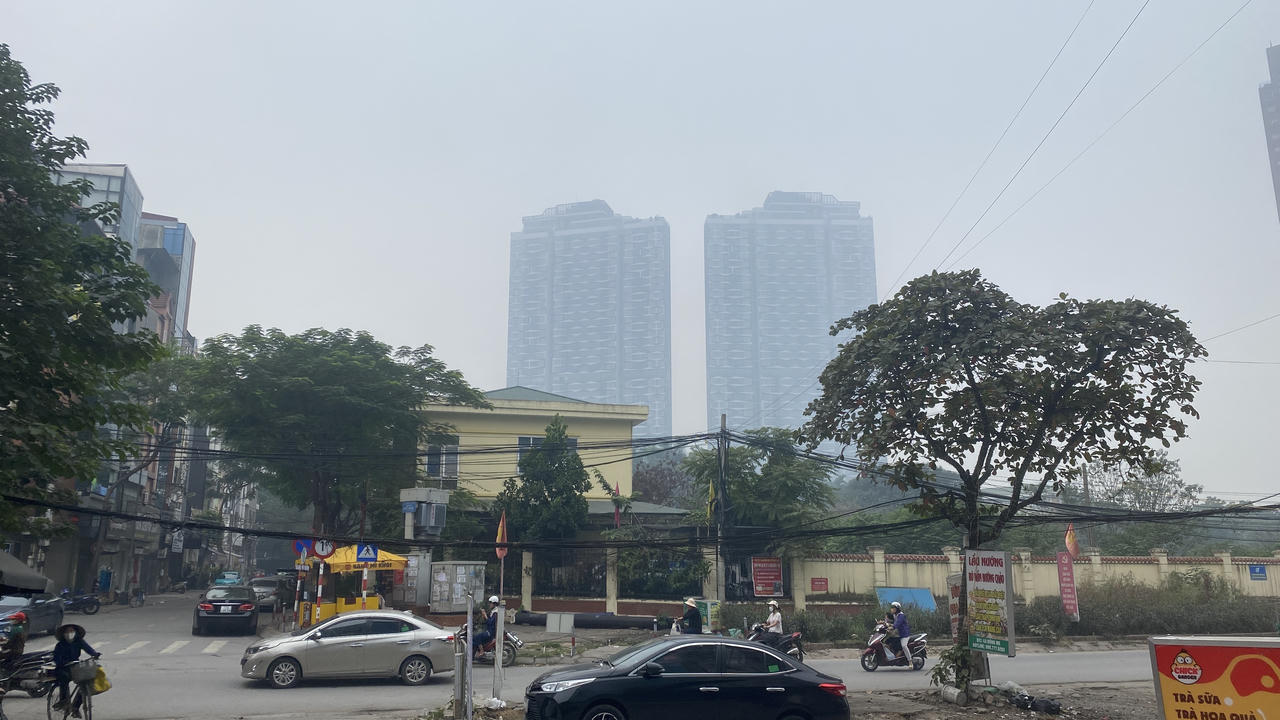Giữa trưa, bầu trời Hà Nội vẫn chìm trong sương mù