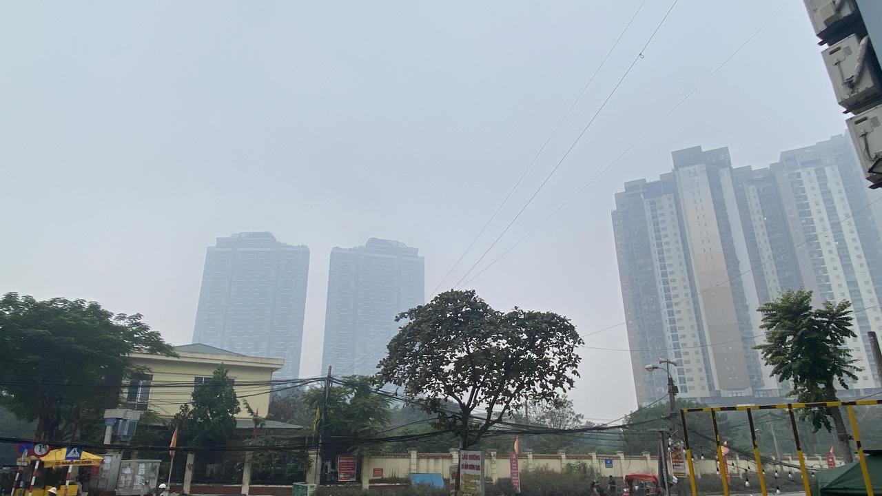 Giữa trưa, bầu trời Hà Nội vẫn chìm trong sương mù