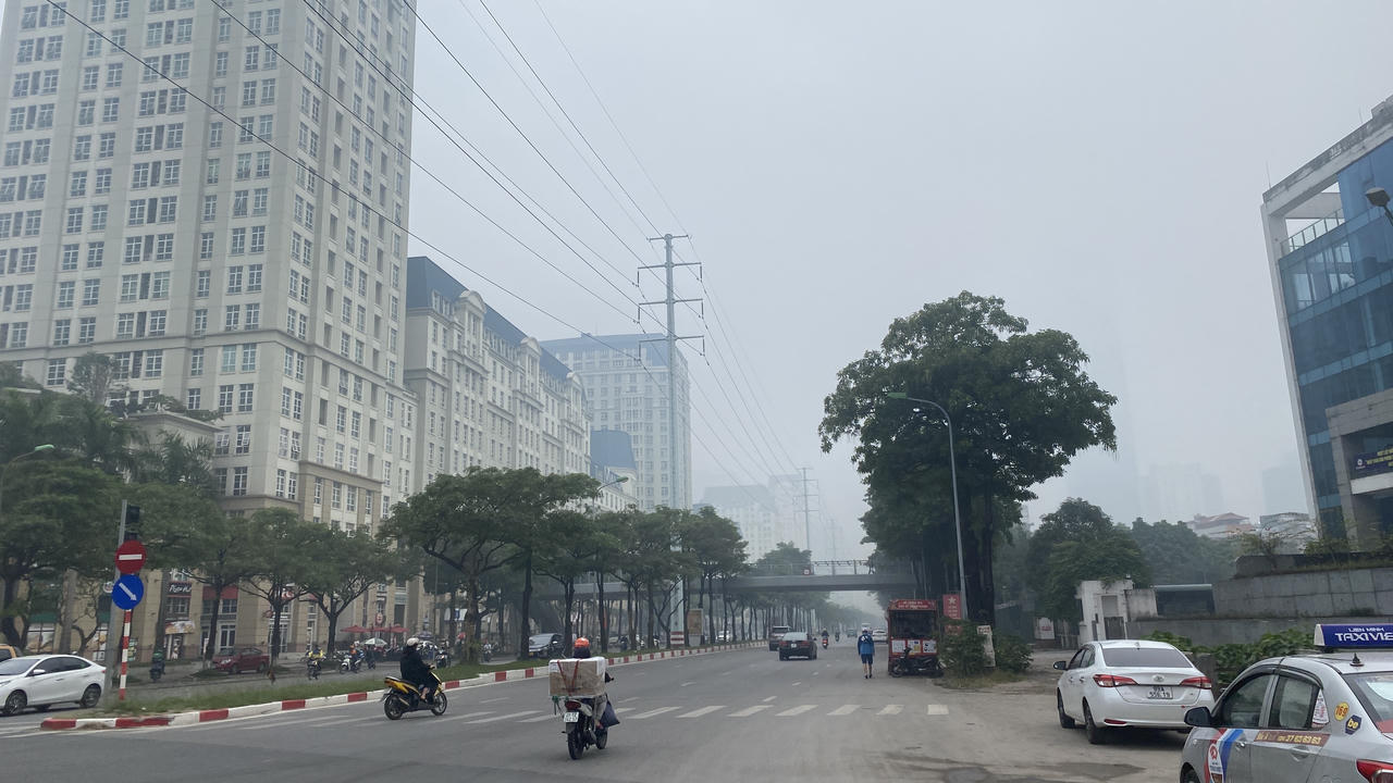 Giữa trưa, bầu trời Hà Nội vẫn chìm trong sương mù