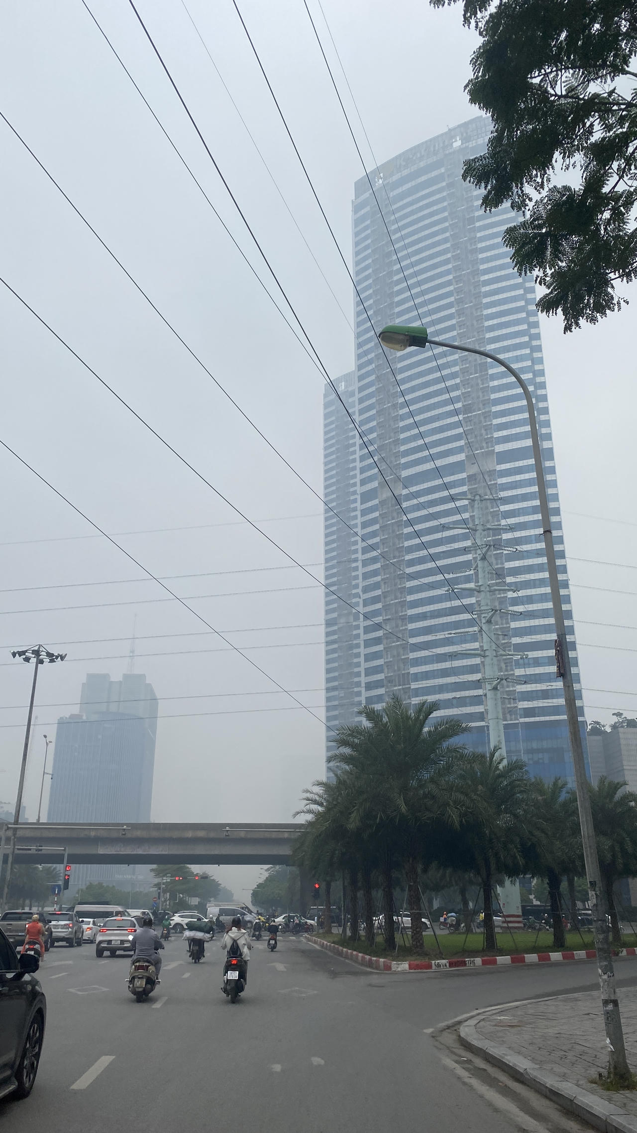 Giữa trưa, bầu trời Hà Nội vẫn chìm trong sương mù