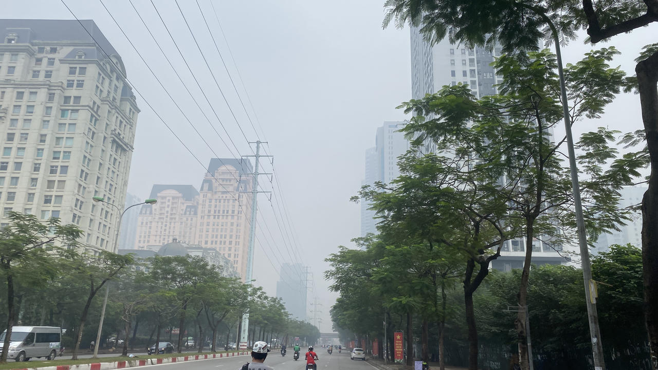 Giữa trưa, bầu trời Hà Nội vẫn chìm trong sương mù