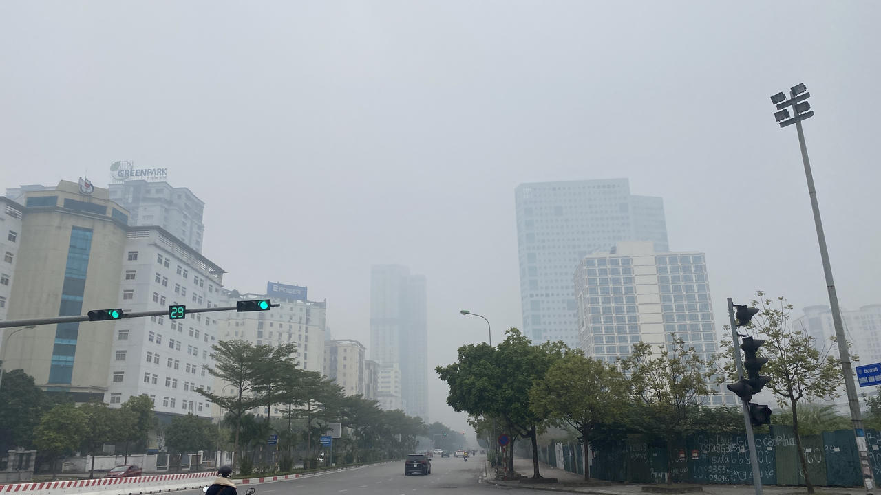 Giữa trưa, bầu trời Hà Nội vẫn chìm trong sương mù