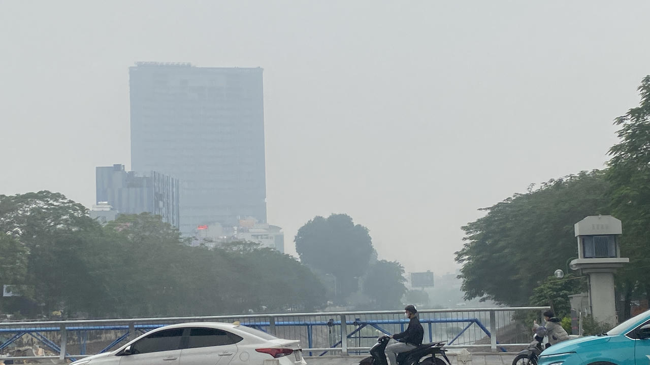 Giữa trưa, bầu trời Hà Nội vẫn chìm trong sương mù