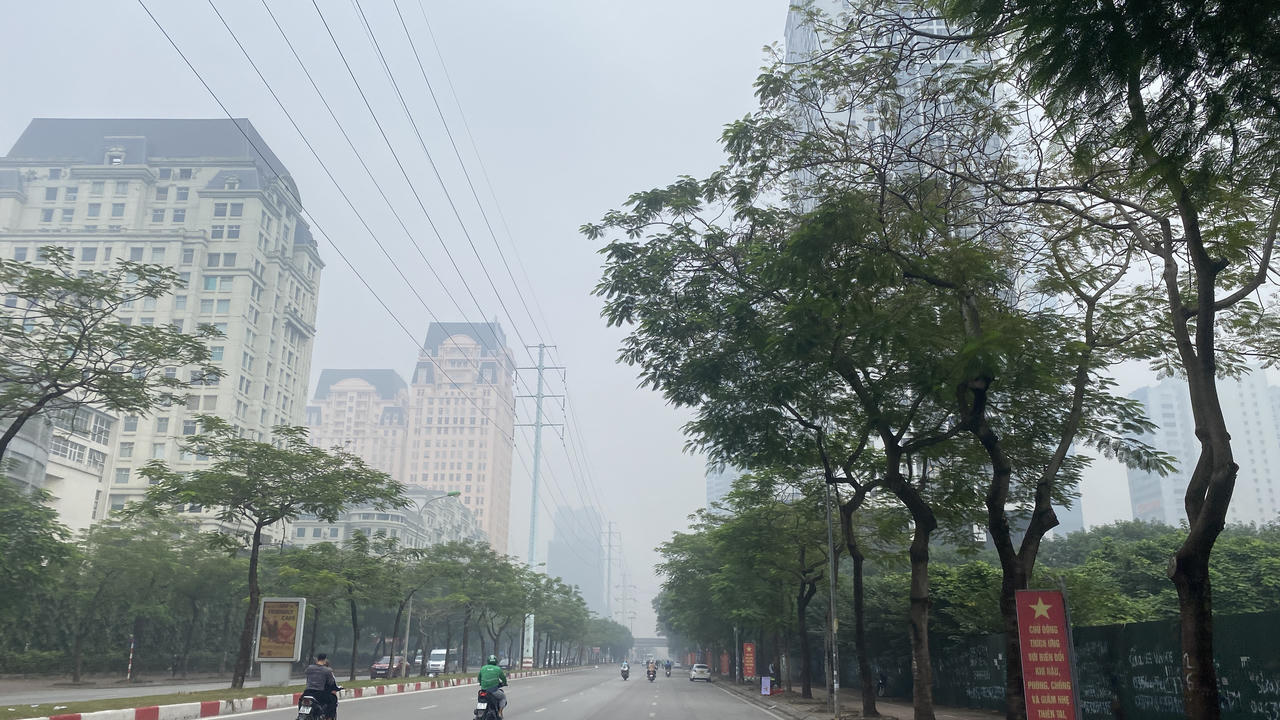 Giữa trưa, bầu trời Hà Nội vẫn chìm trong sương mù