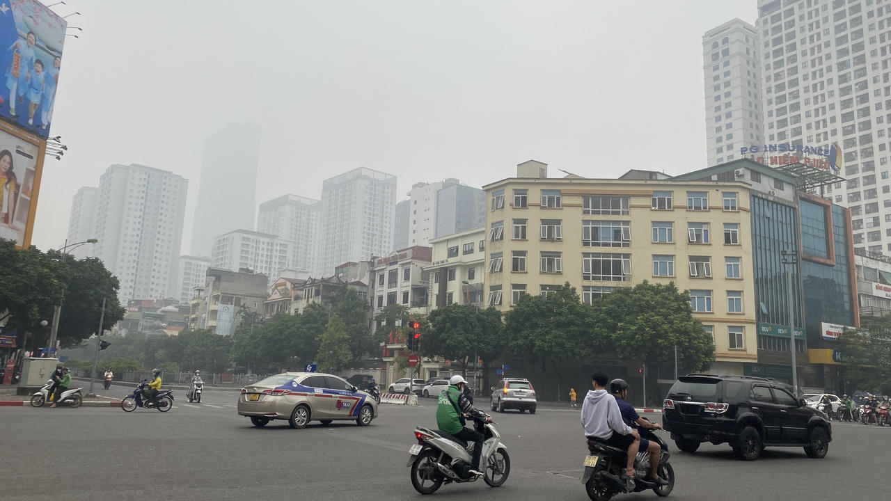 Giữa trưa, bầu trời Hà Nội vẫn chìm trong sương mù