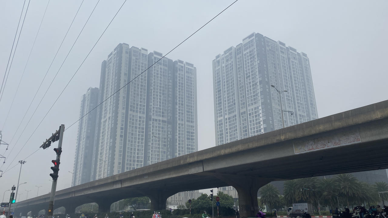 Giữa trưa, bầu trời Hà Nội vẫn chìm trong sương mù