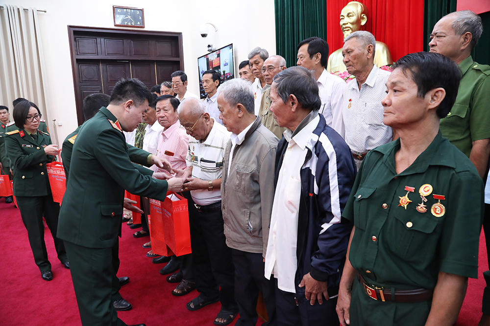 Bộ Quốc phòng gặp mặt Đoàn đại biểu người có công với cách mạng tỉnh Sóc Trăng