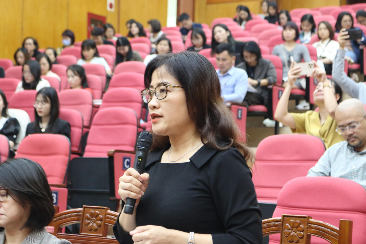 Nghịch lý có bảo hiểm y tế nhưng bỏ tiền để khám dịch vụ 