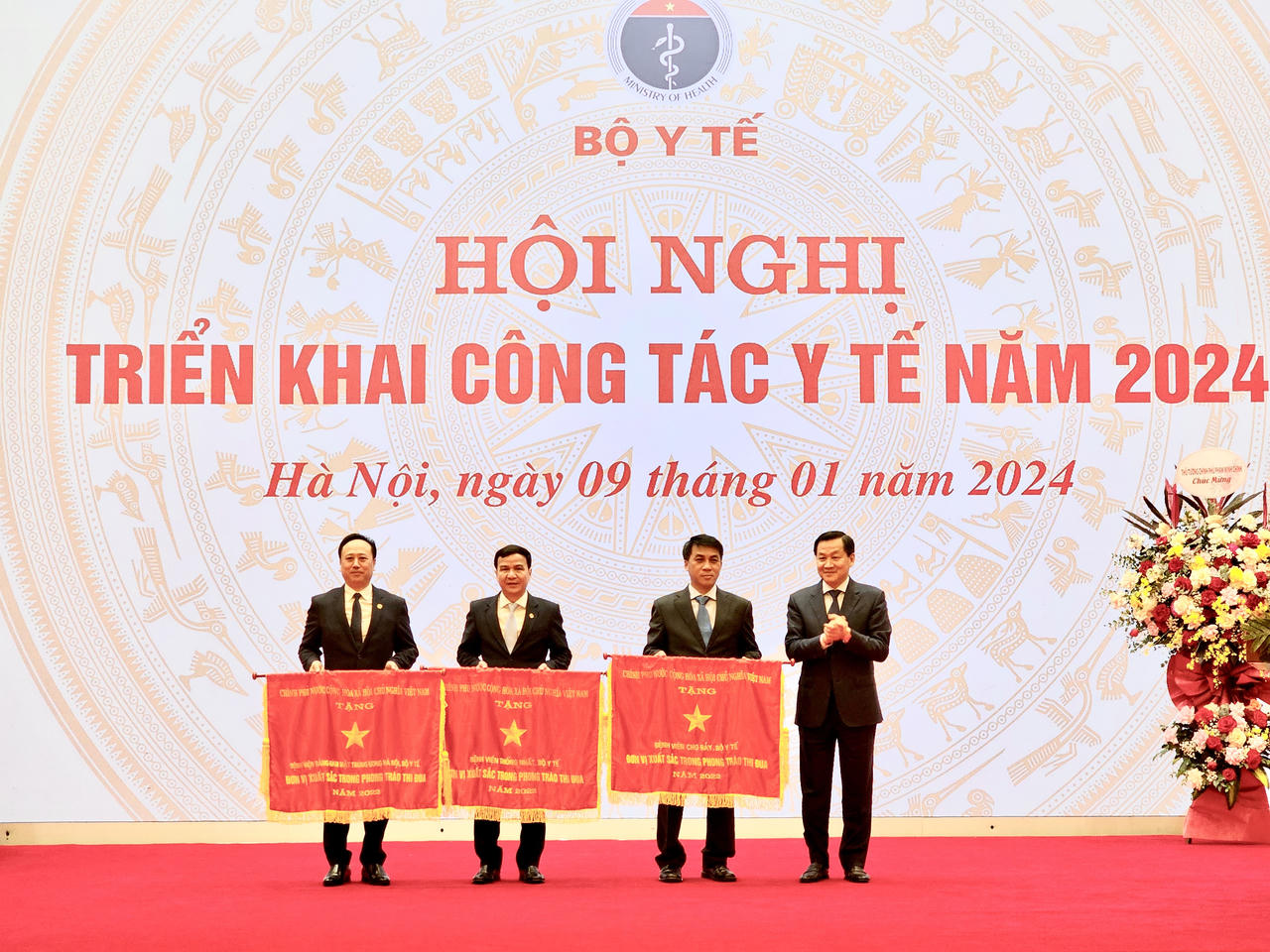 Phó Thủ tướng yêu cầu nghiên cứu đề xuất chế độ, chính sách đãi ngộ phù hợp cho cán bộ y tế