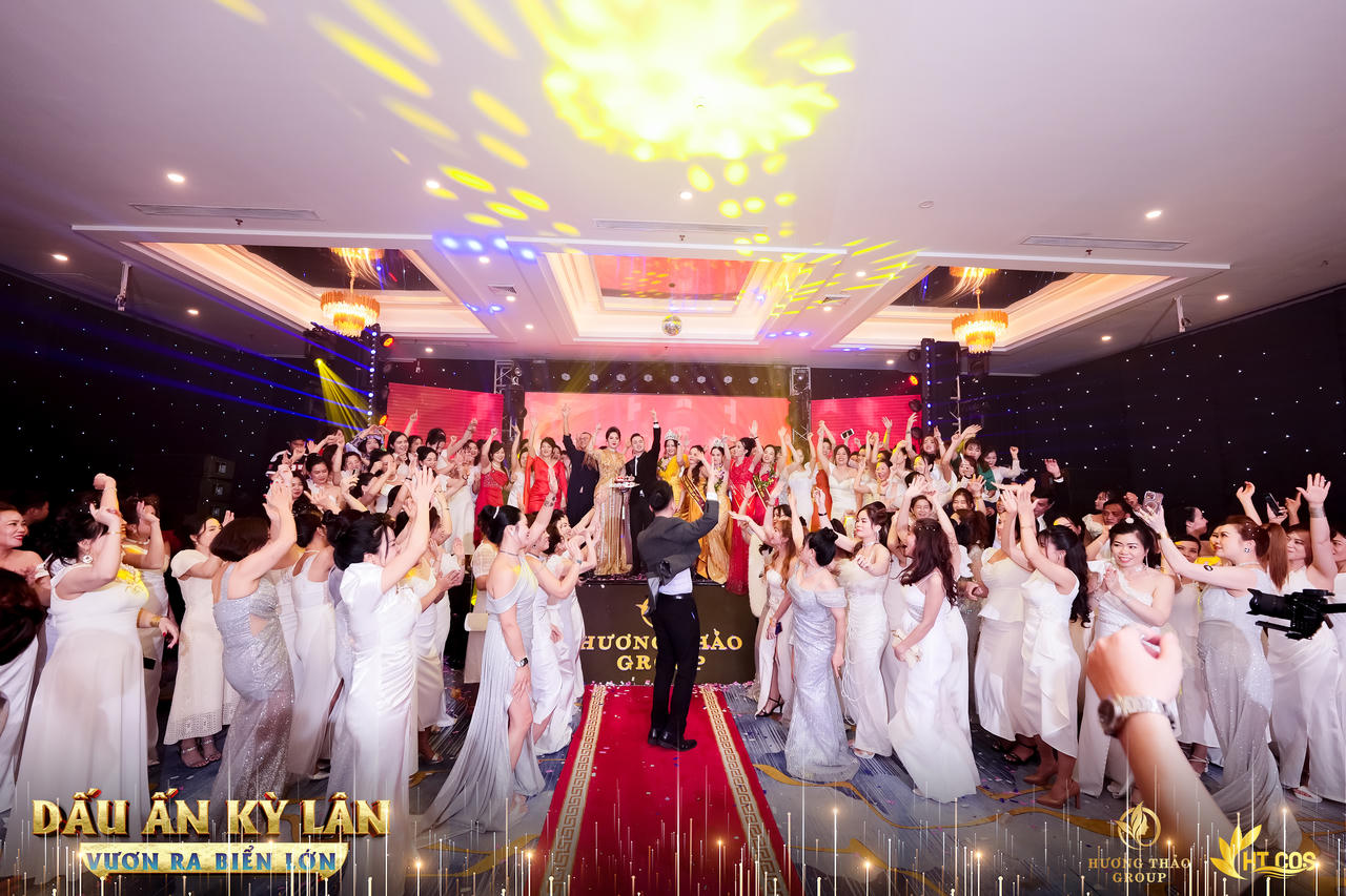 Bà trùm kiến tạo triệu phú - Chủ tịch HĐQT Nguyễn Thu Hiền tại siêu sự kiện "Dấu ấn Kỳ lân - Vươn ra biển lớn 2023"