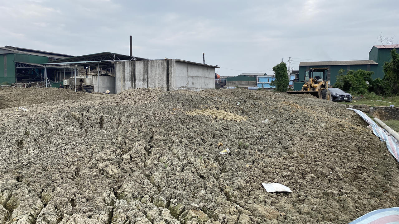 Bắc Ninh: Bắt quả tang công ty Phú Lâm đổ thải ra môi trường có dấu hiệu vi phạm pháp luật