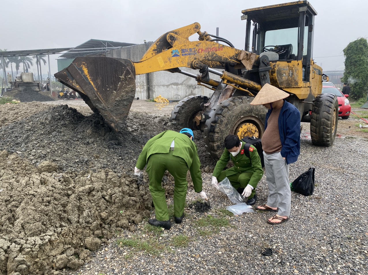 Bắc Ninh: Bắt quả tang công ty Phú Lâm đổ thải ra môi trường có dấu hiệu vi phạm pháp luật