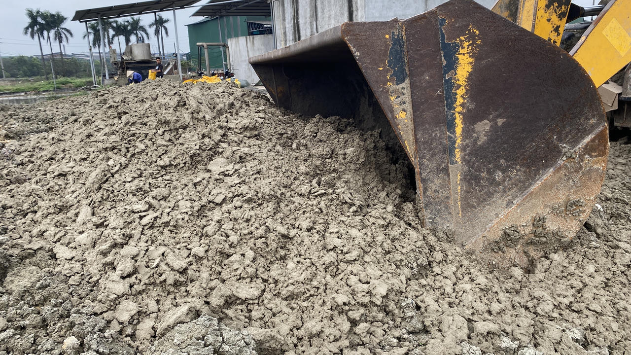 Bắc Ninh: Bắt quả tang công ty Phú Lâm đổ thải ra môi trường có dấu hiệu vi phạm pháp luật