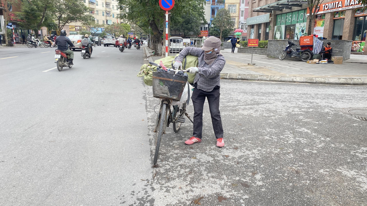 'Gồng mình' mưu sinh trong cái rét dưới 10 độ C ở Hà Nội