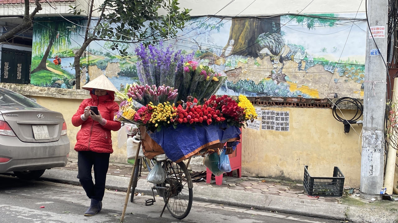 'Gồng mình' mưu sinh trong cái rét dưới 10 độ C ở Hà Nội