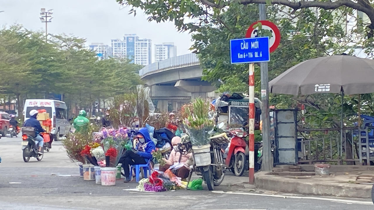 'Gồng mình' mưu sinh trong cái rét dưới 10 độ C ở Hà Nội