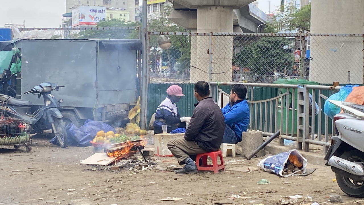 'Gồng mình' mưu sinh trong cái rét dưới 10 độ C ở Hà Nội