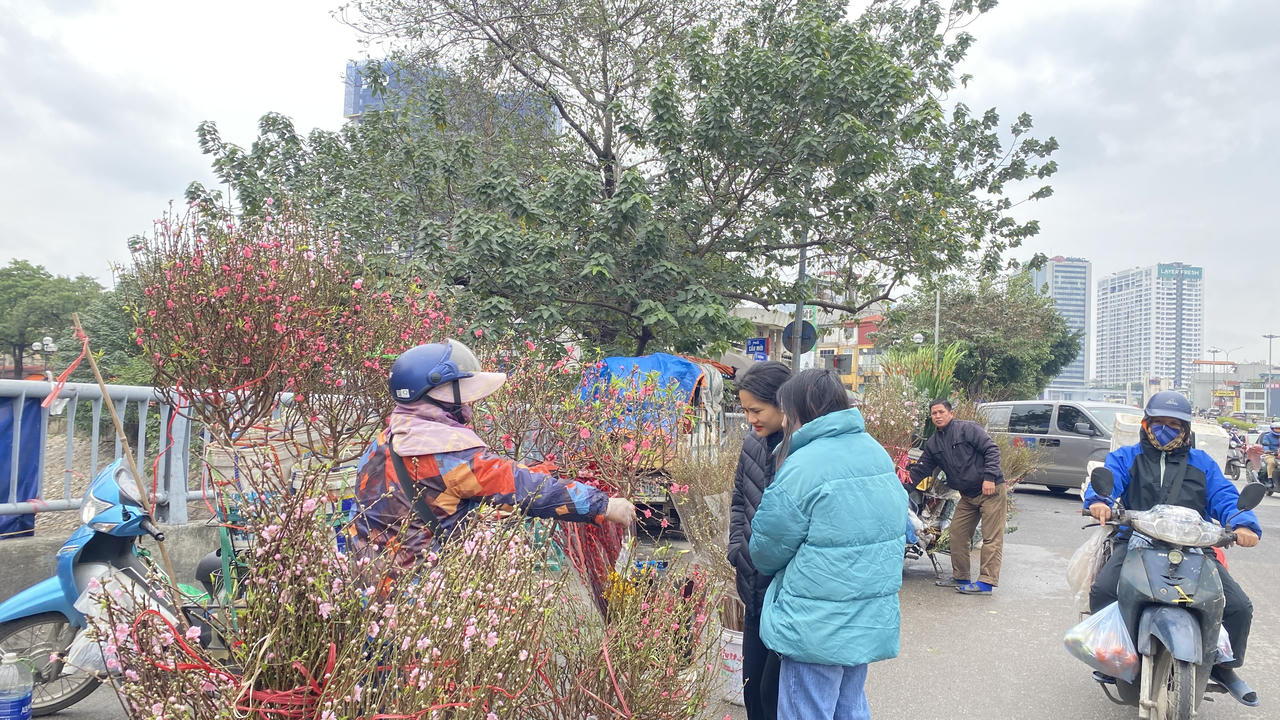 'Gồng mình' mưu sinh trong cái rét dưới 10 độ C ở Hà Nội