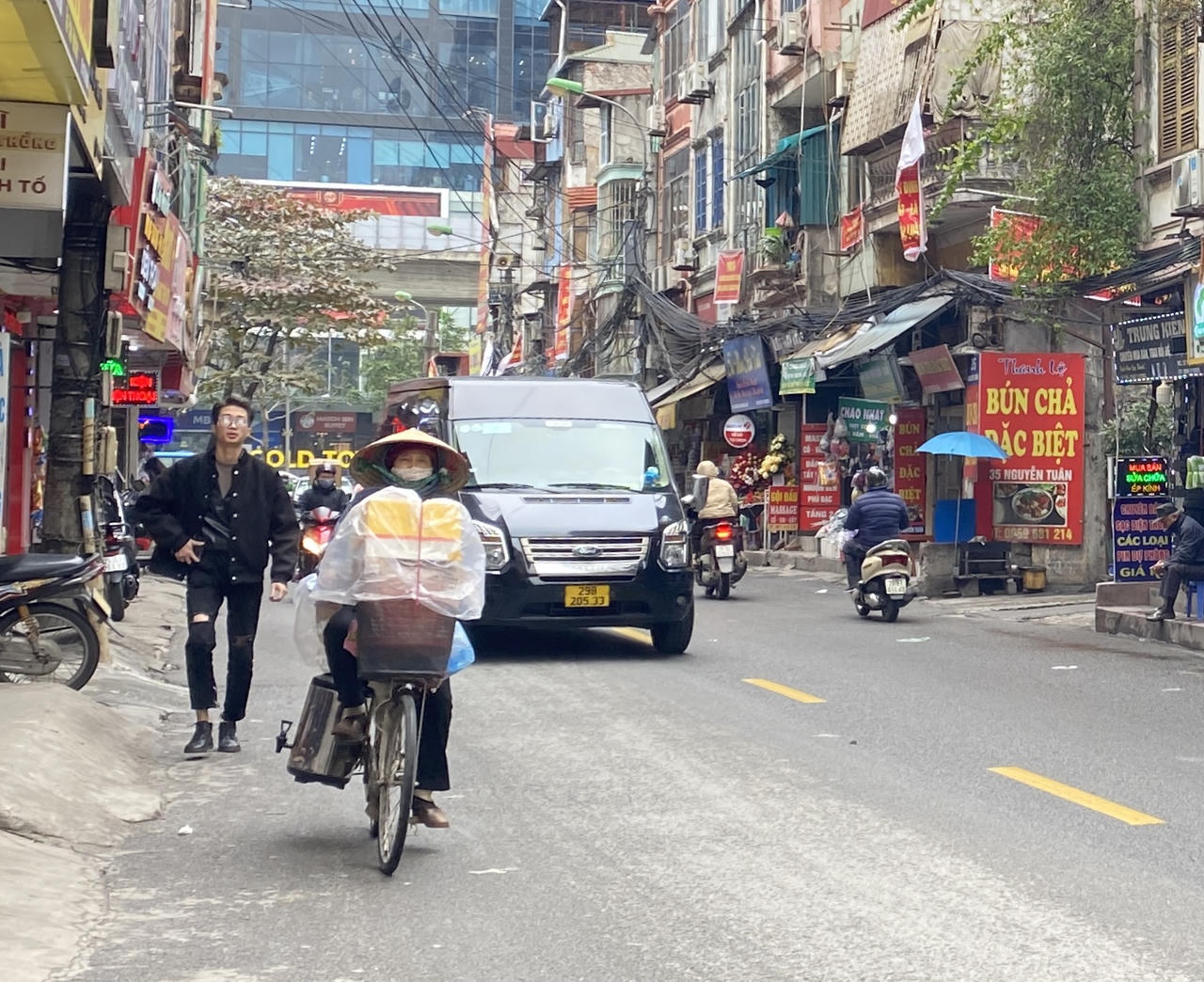 'Gồng mình' mưu sinh trong cái rét dưới 10 độ C ở Hà Nội