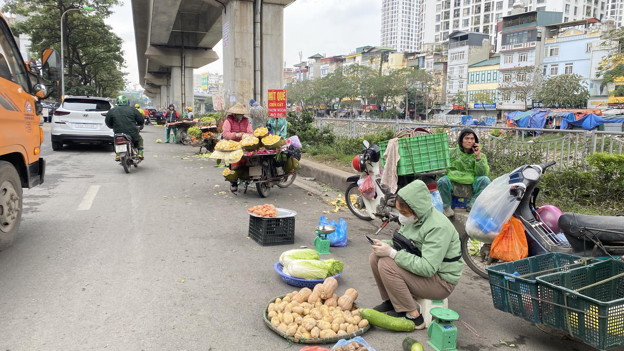 'Gồng mình' mưu sinh trong cái rét dưới 10 độ C ở Hà Nội