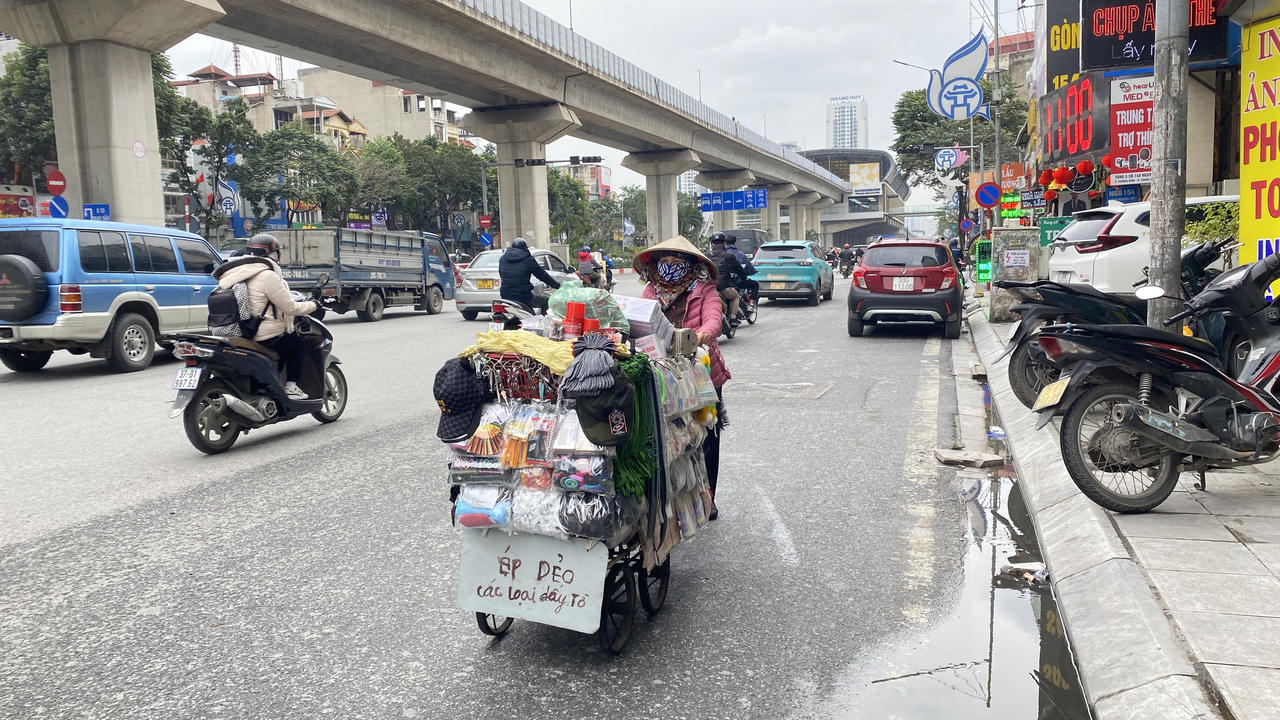'Gồng mình' mưu sinh trong cái rét dưới 10 độ C ở Hà Nội