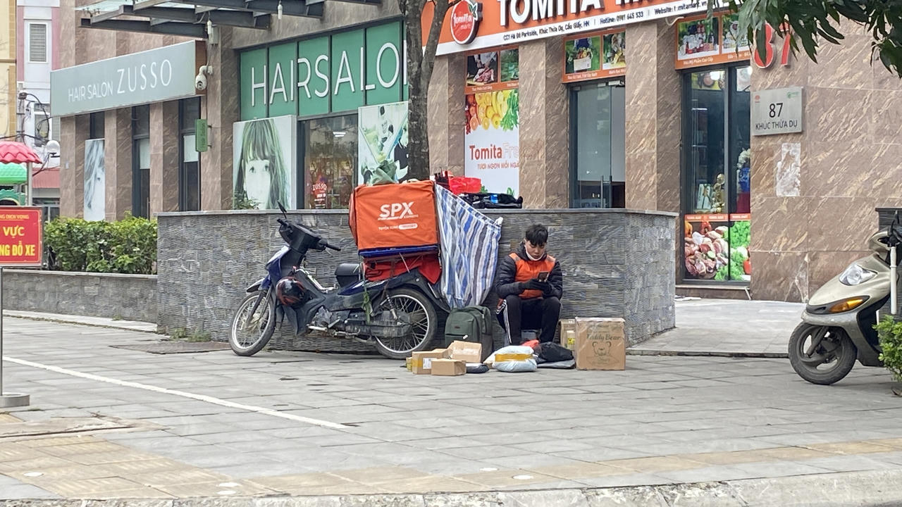 'Gồng mình' mưu sinh trong cái rét dưới 10 độ C ở Hà Nội