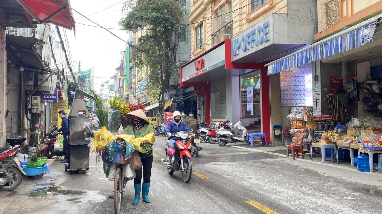 'Gồng mình' mưu sinh trong cái rét dưới 10 độ C ở Hà Nội