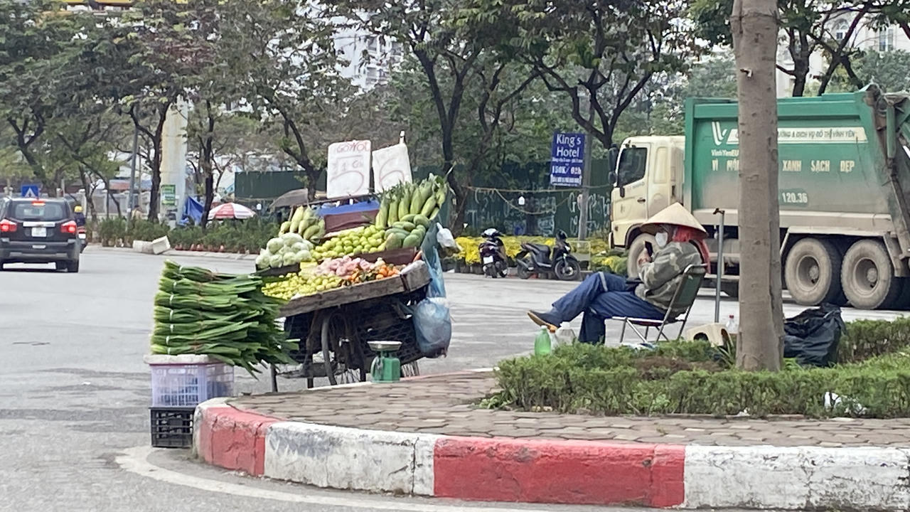'Gồng mình' mưu sinh trong cái rét dưới 10 độ C ở Hà Nội