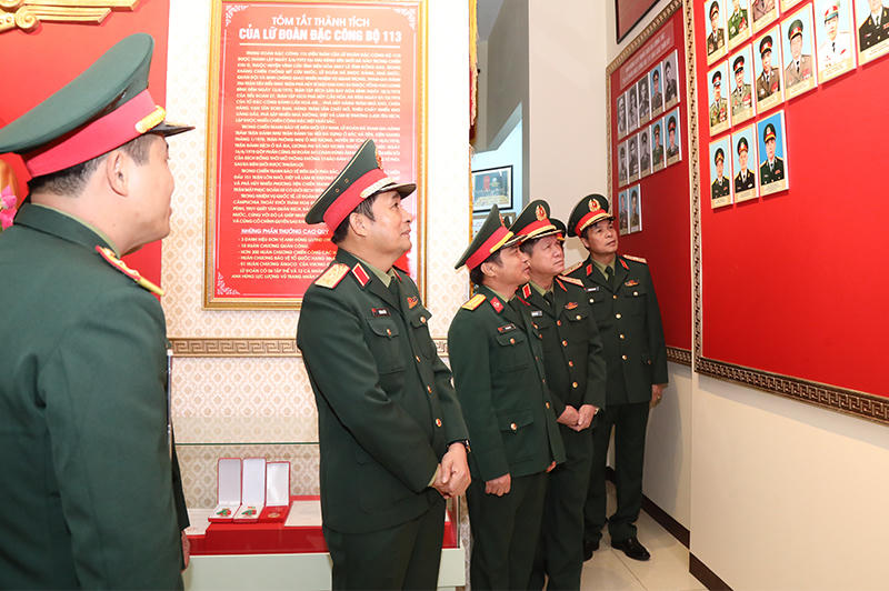 Thượng tướng Phùng Sĩ Tấn kiểm tra công tác SSCĐ và chúc Tết Lữ đoàn đặc công bộ 113