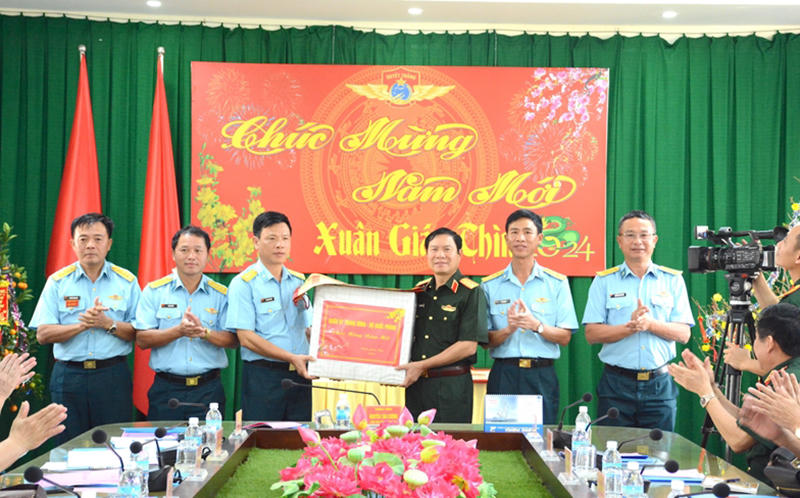 Thượng tướng Nguyễn Tân Cương kiểm tra SSCĐ và chuẩn bị đón Tết tại một số đơn vị