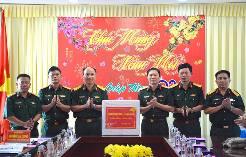 Thượng tướng Nguyễn Tân Cương kiểm tra SSCĐ và chuẩn bị đón Tết tại một số đơn vị