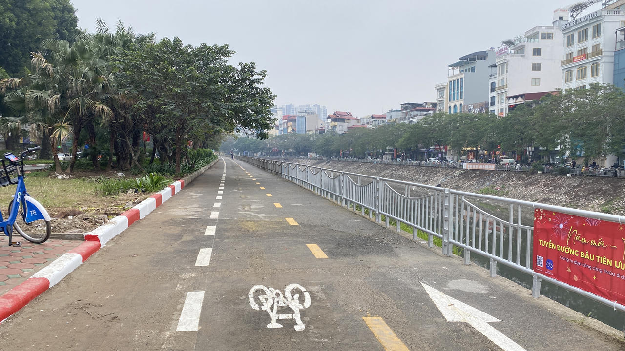 Cận cảnh tuyến đường dành riêng cho xe đạp ở Hà Nội