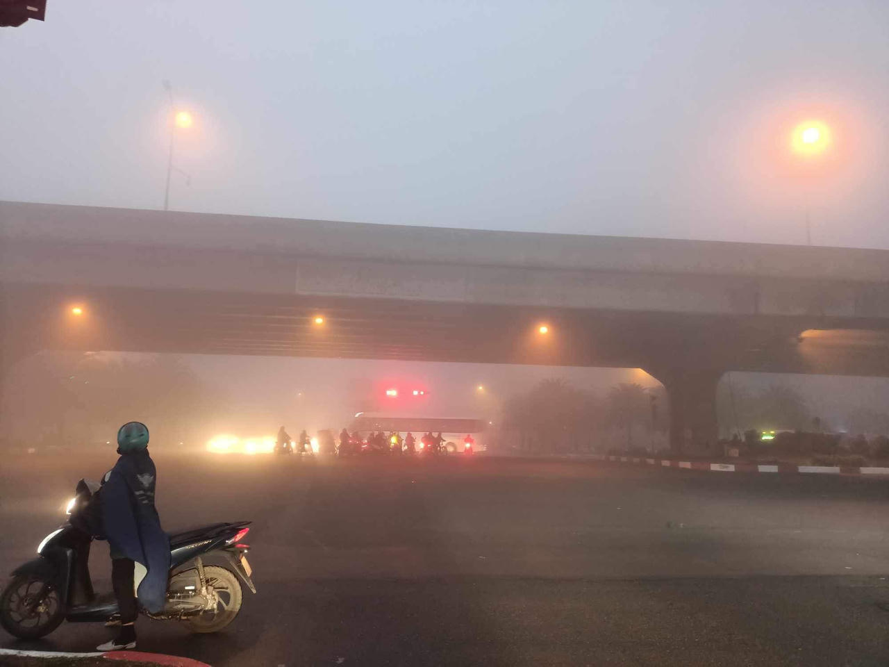 Sáng nay, Hà Nội chìm trong màn sương mù dày đặc