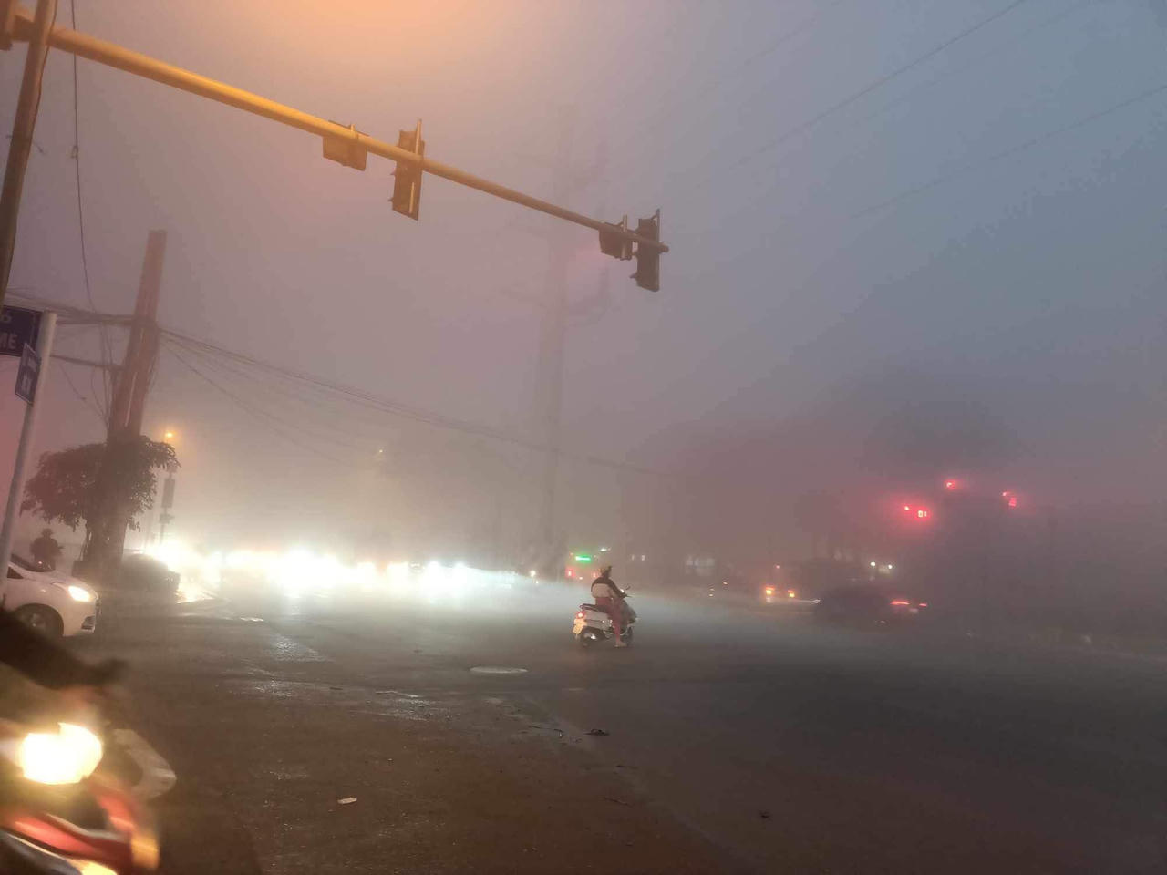 Sáng nay, Hà Nội chìm trong màn sương mù dày đặc