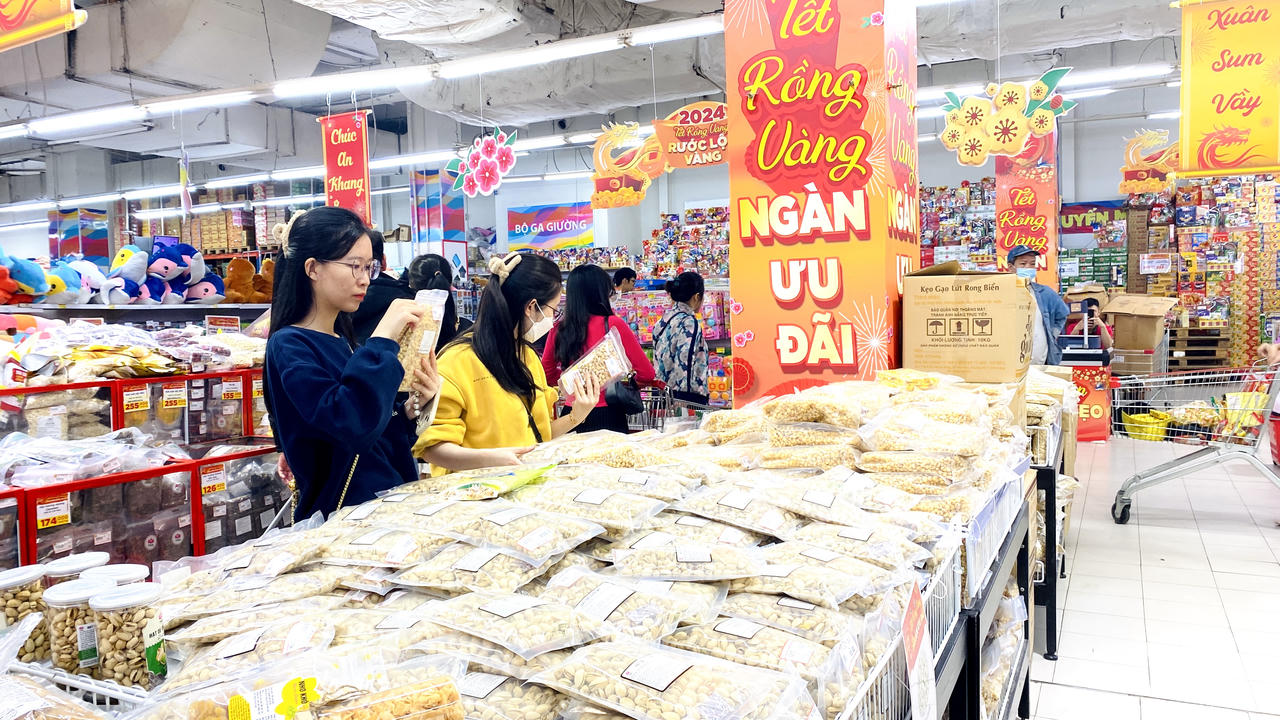 Người trẻ thắt chặt chi tiêu dịp Tết 2024