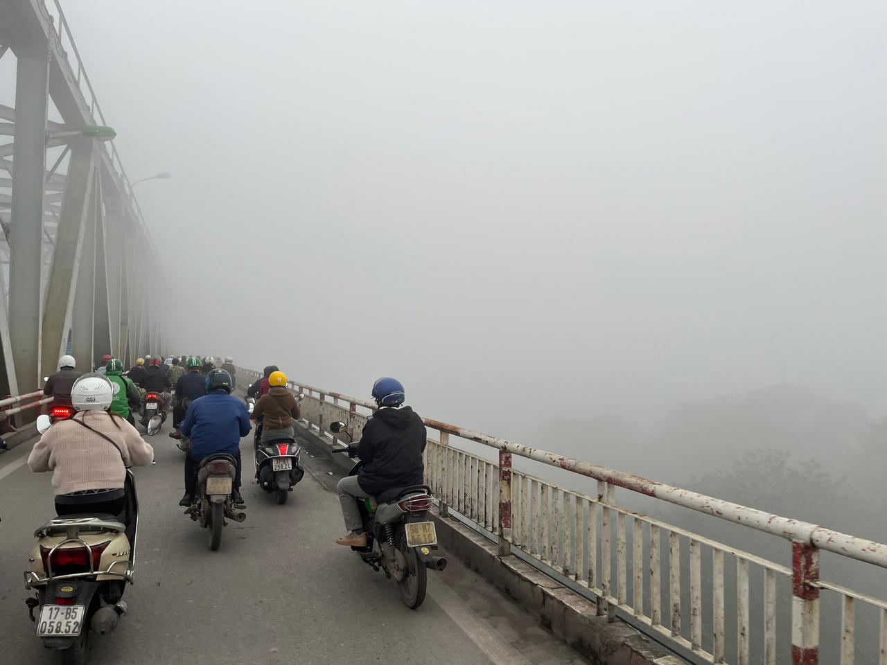 Sáng nay, Hà Nội chìm trong màn sương mù dày đặc