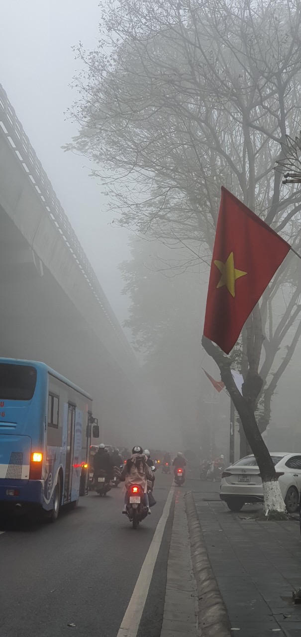 Sáng nay, Hà Nội chìm trong màn sương mù dày đặc