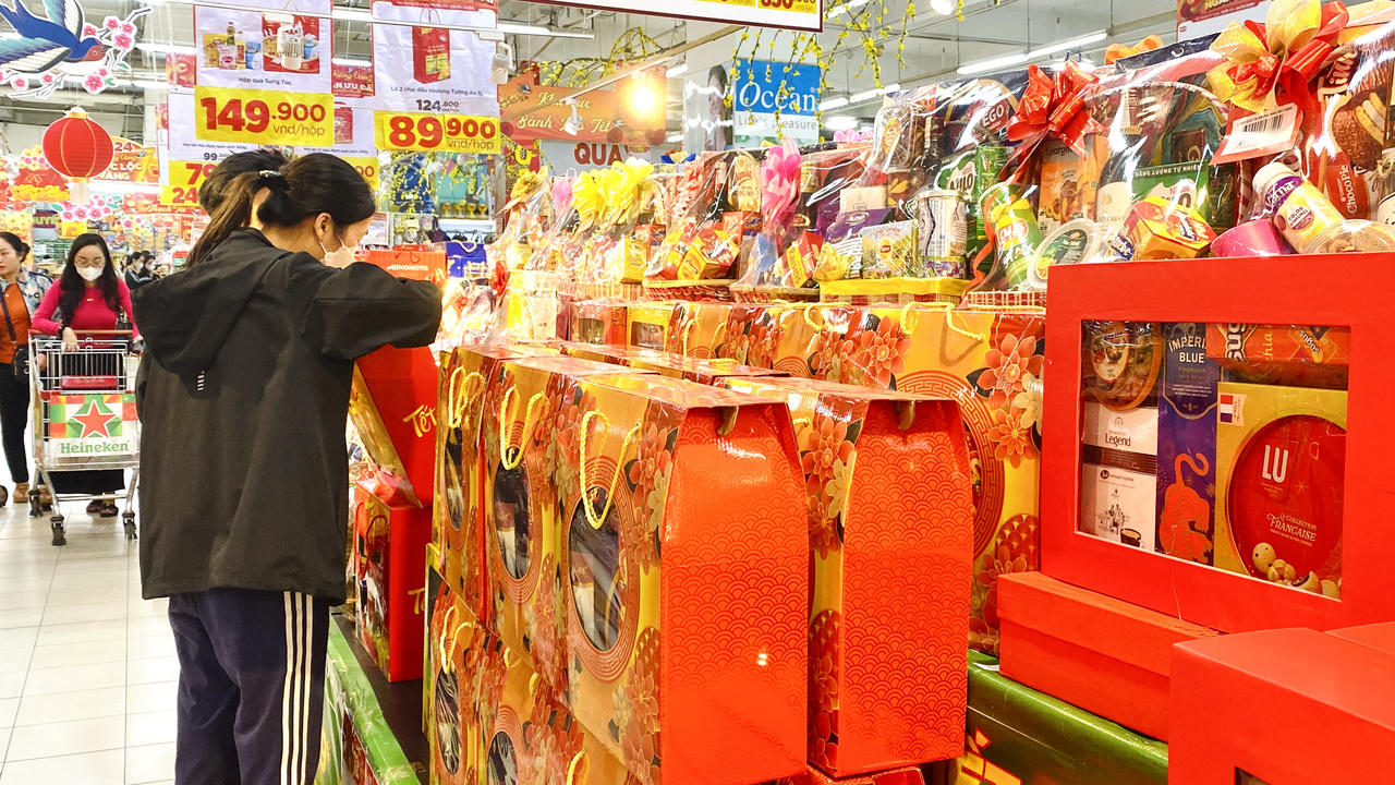 Người trẻ thắt chặt chi tiêu dịp Tết 2024