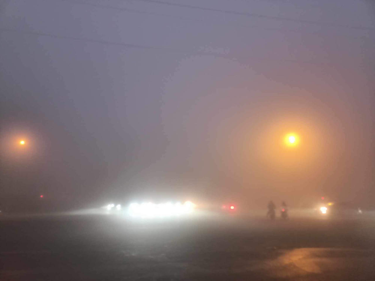 Sáng nay, Hà Nội chìm trong màn sương mù dày đặc